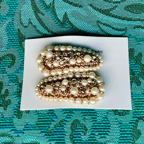 LAST PAIR Deepa Gurnani Arabella Set of 2 Gold Faux Pearl Crystal Hair Clips - Picture 5 of 9